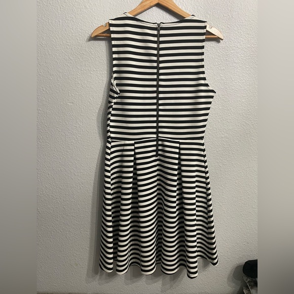 EUC Sz M Attention Blk & White Dress - Picture 3 of 8